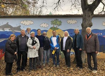 BA-Mitglieder vor der neu bemalten Wand am Laimer Anger